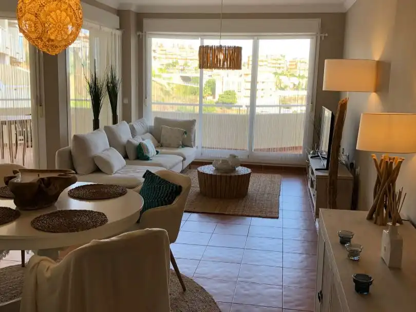 Piso en venta en Calle Cristobal Colón de Calahonda, 3, Calahonda Sala de estar de Piso en venta en Mijas con Aire acondicionado, Terraza y Piscina