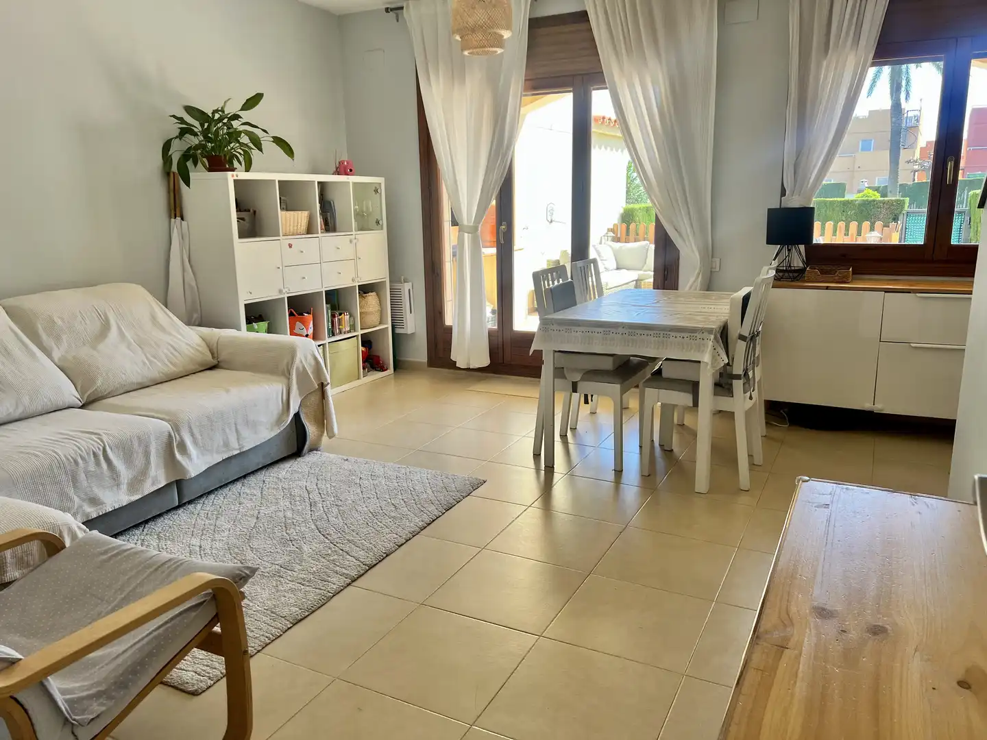 Casa adosada en venta en Carrer de la República Argentina, 18, Costa del Zèfir Sala de estar de Casa adosada en venta en Mont-roig del Camp con Aire acondicionado, Terraza y Piscina