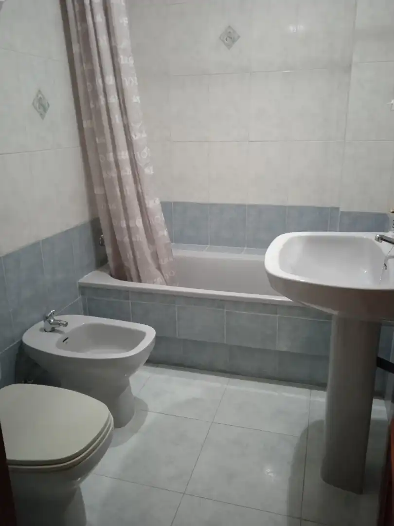 Apartamento de alquiler en Avenida Primero de Julio, 38, Valdepeñas Baño de Apartamento de alquiler en Valdepeñas con Calefacción, Amueblado y Horno