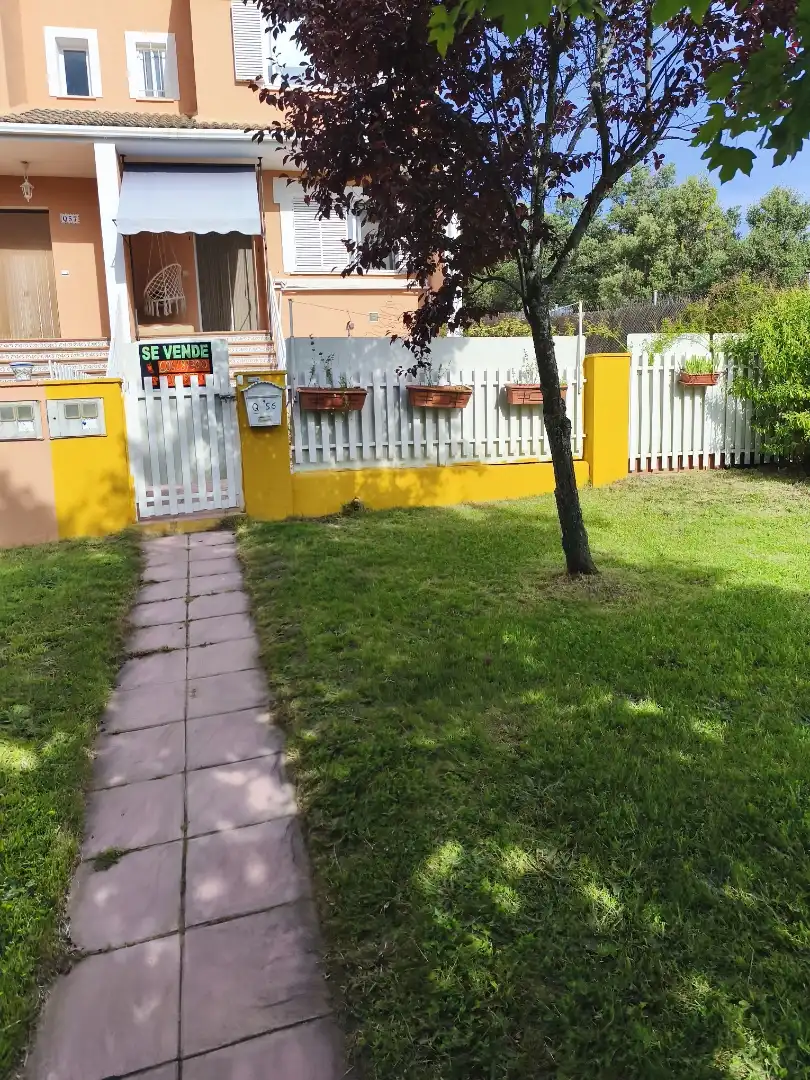 Casa adosada en venta en Urbanización La Viña, Navaluenga Jardín de Casa adosada en venta en Navaluenga con Calefacción, Jardín privado y Parquet