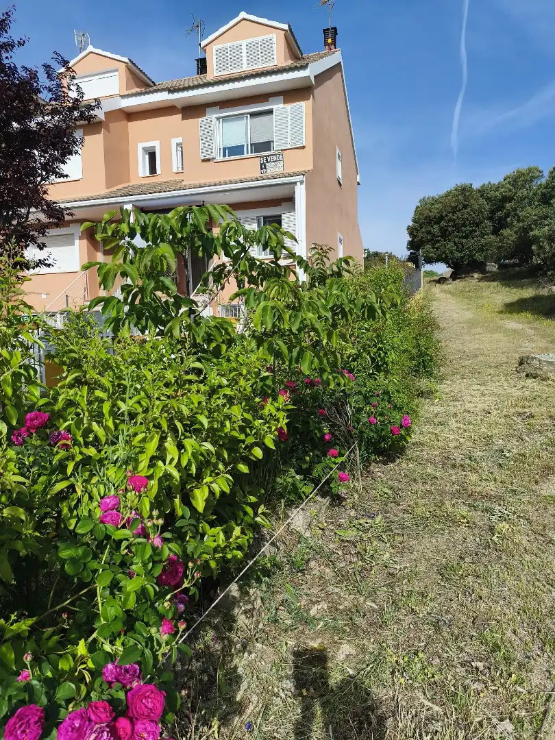 Casa adosada en venta en Urbanización La Viña, Navaluenga Casa adosada en venta en Navaluenga con Calefacción, Jardín privado y Parquet
