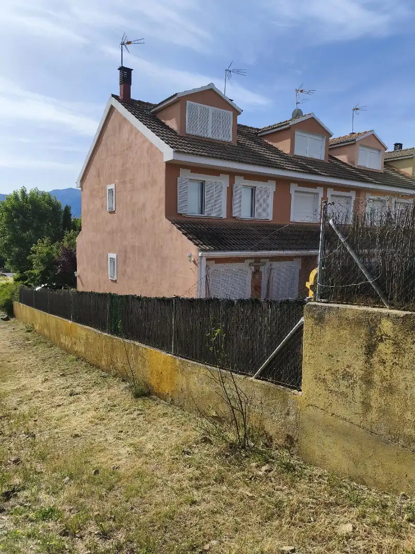 Casa adosada en venta en Urbanización La Viña, Navaluenga Casa adosada en venta en Navaluenga con Calefacción, Jardín privado y Parquet