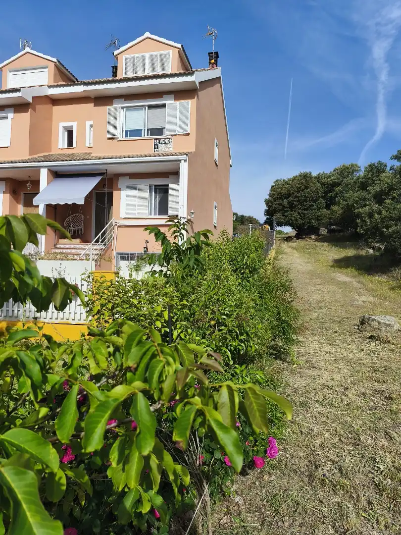 Casa adosada en venta en Urbanización La Viña, Navaluenga Casa adosada en venta en Navaluenga con Calefacción, Jardín privado y Parquet