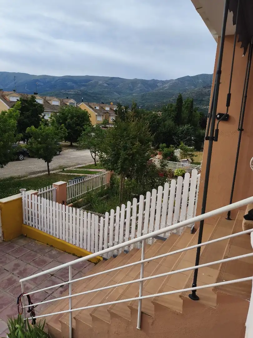 Casa adosada en venta en Urbanización La Viña, Navaluenga Jardín de Casa adosada en venta en Navaluenga con Calefacción, Jardín privado y Parquet
