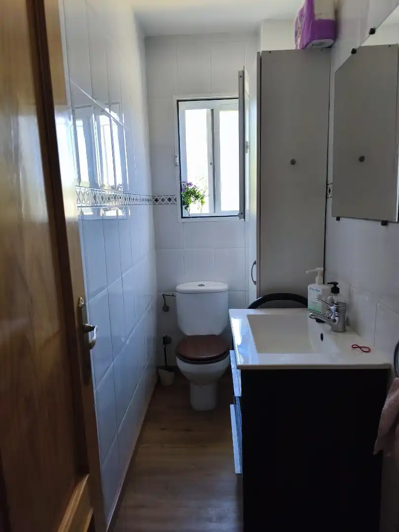 Casa adosada en venta en Urbanización La Viña, Navaluenga Baño de Casa adosada en venta en Navaluenga con Calefacción, Jardín privado y Parquet