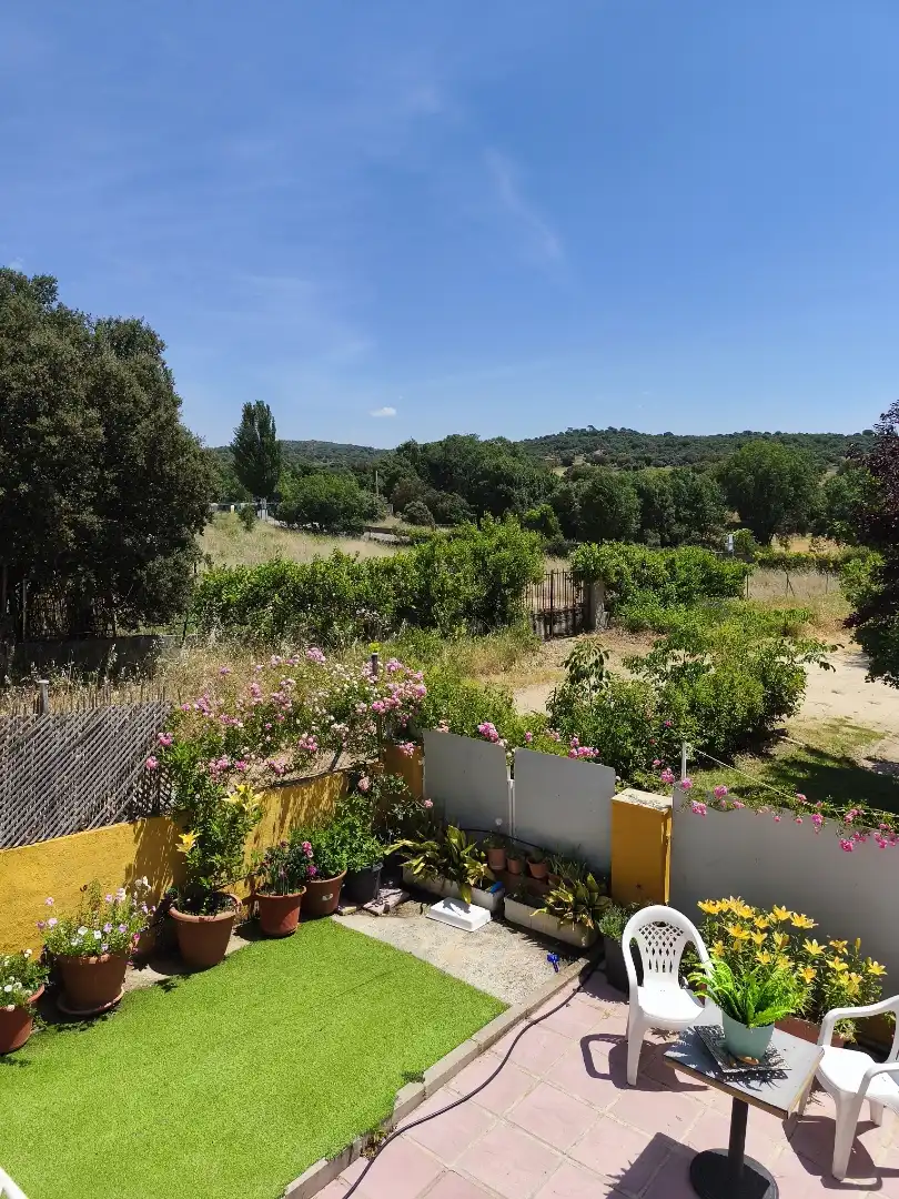 Casa adosada en venta en Urbanización La Viña, Navaluenga Jardín de Casa adosada en venta en Navaluenga con Calefacción, Jardín privado y Parquet