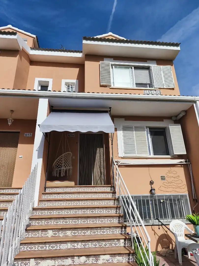 Casa adosada en venta en Urbanización La Viña, Navaluenga Terraza de Casa adosada en venta en Navaluenga con Calefacción, Jardín privado y Parquet