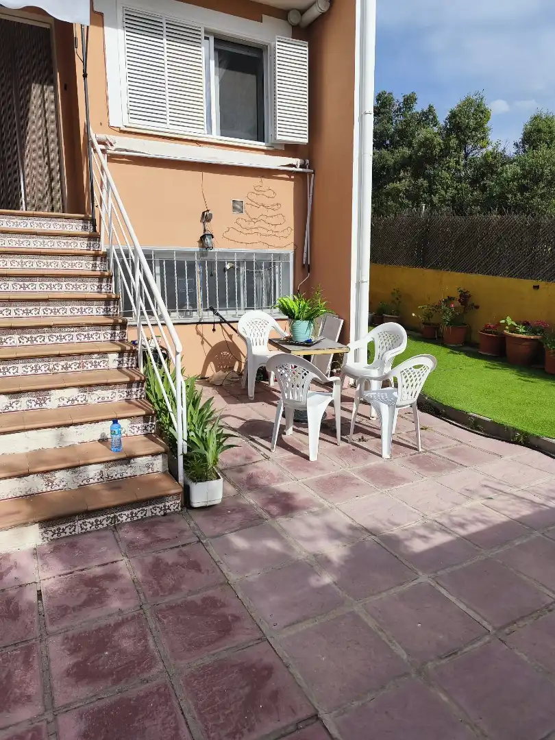 Casa adosada en venta en Urbanización La Viña, Navaluenga Terraza de Casa adosada en venta en Navaluenga con Calefacción, Jardín privado y Parquet