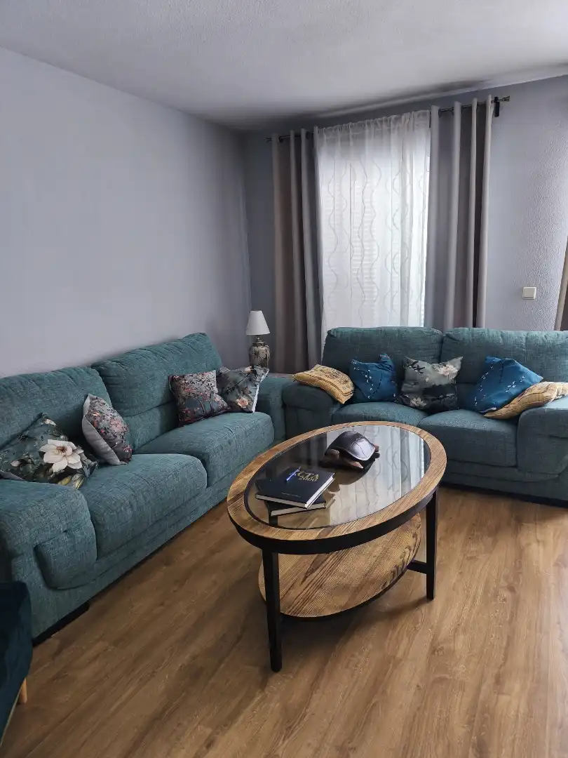 Casa adosada en venta en Urbanización La Viña, Navaluenga Sala de estar de Casa adosada en venta en Navaluenga con Calefacción, Jardín privado y Parquet