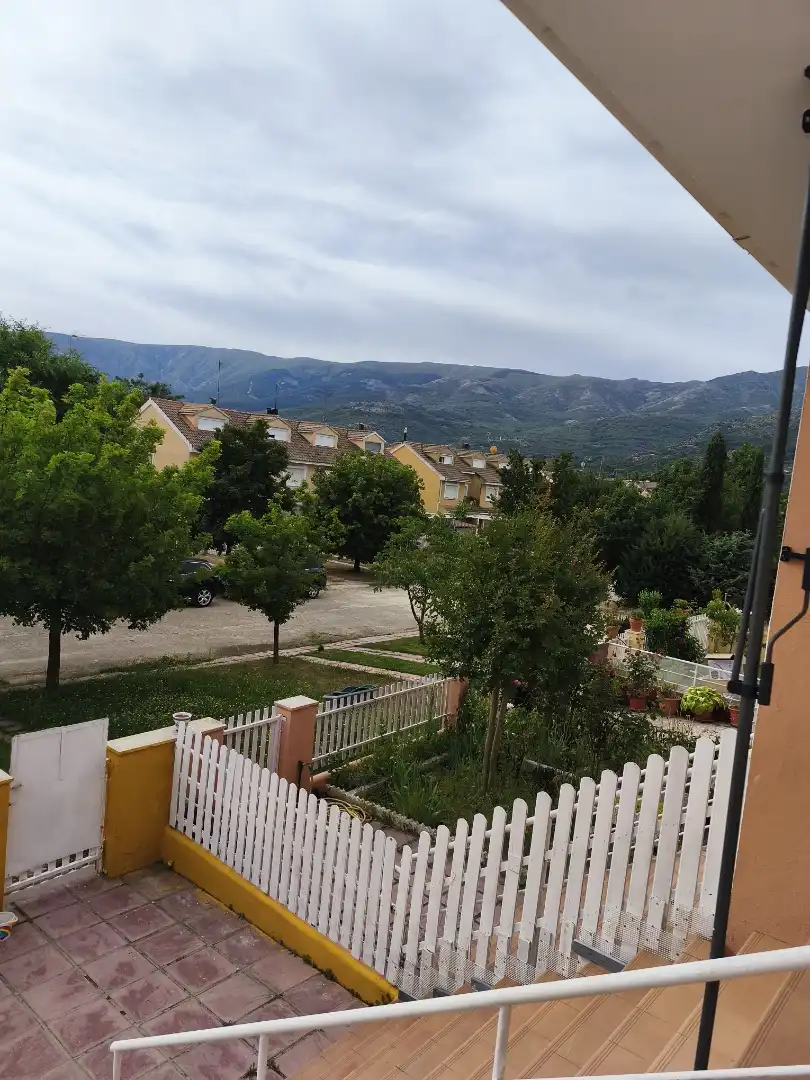Casa adosada en venta en Urbanización La Viña, Navaluenga Vista exterior de Casa adosada en venta en Navaluenga con Calefacción, Jardín privado y Parquet