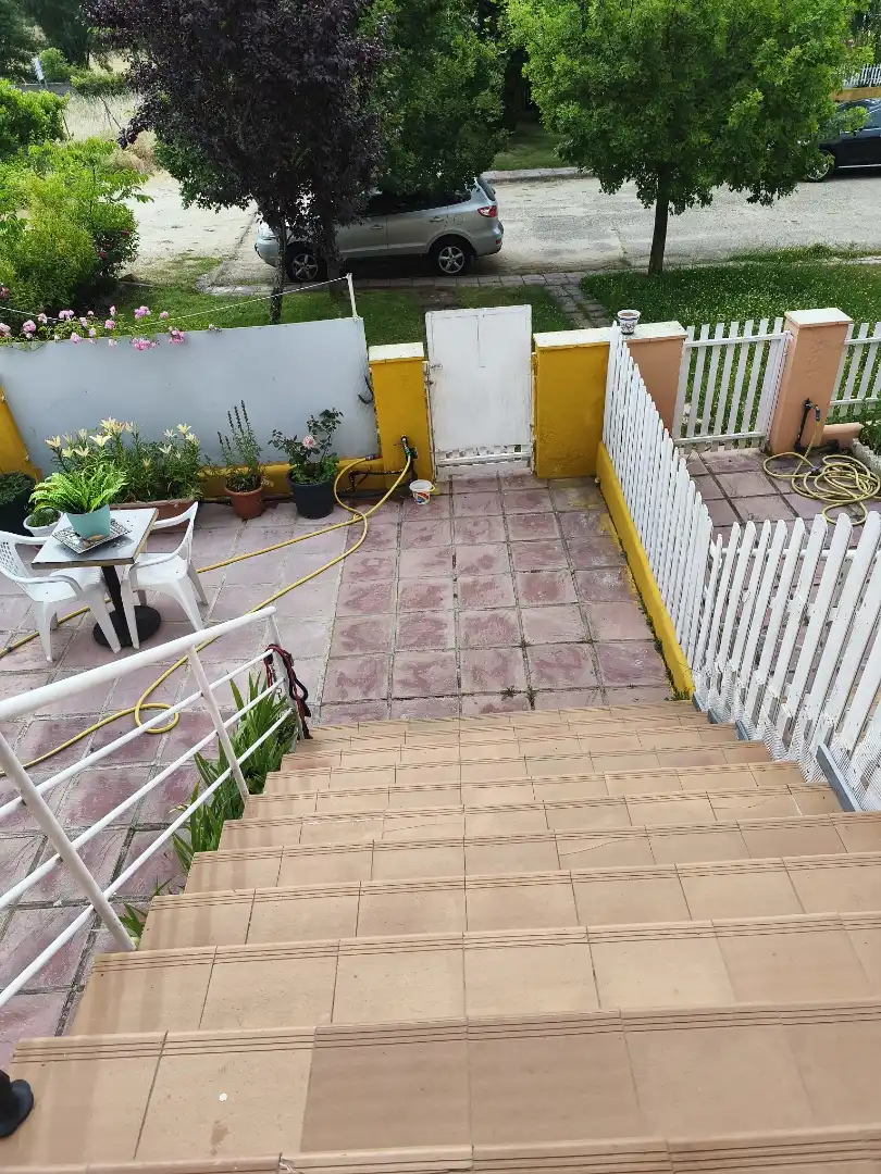 Casa adosada en venta en Urbanización La Viña, Navaluenga Terraza de Casa adosada en venta en Navaluenga con Calefacción, Jardín privado y Parquet