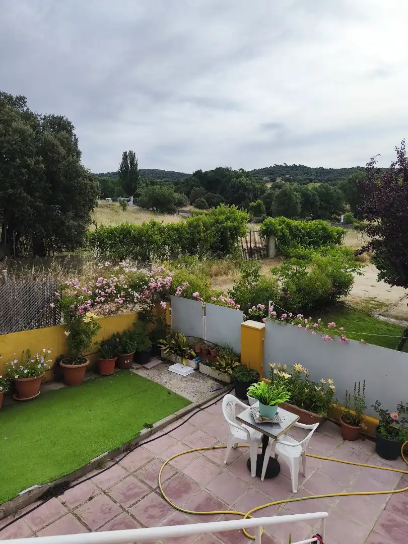 Casa adosada en venta en Urbanización La Viña, Navaluenga Jardín de Casa adosada en venta en Navaluenga con Calefacción, Jardín privado y Parquet