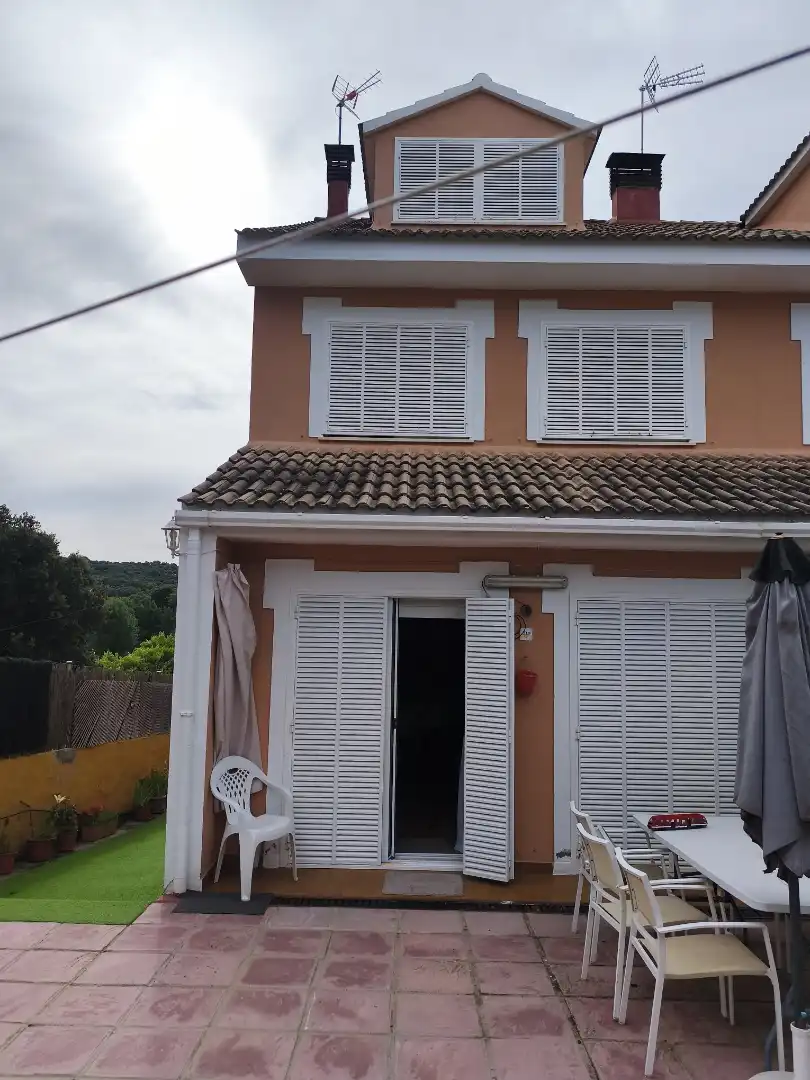 Casa adosada en venta en Urbanización La Viña, Navaluenga Vista exterior de Casa adosada en venta en Navaluenga con Calefacción, Jardín privado y Parquet
