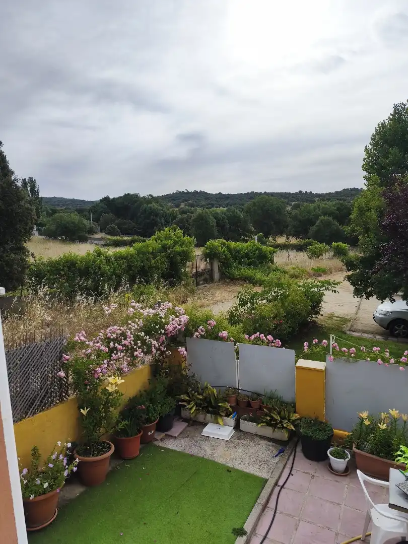 Casa adosada en venta en Urbanización La Viña, Navaluenga Casa adosada en venta en Navaluenga con Calefacción, Jardín privado y Parquet