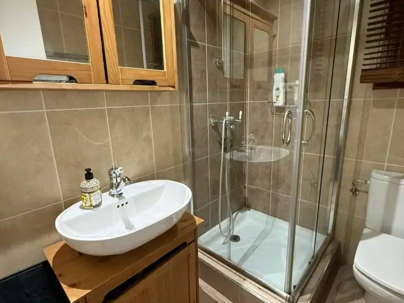 Badezimmer von Einfamilien-Reihenhaus zum Verkauf in Abanto y Ciérvana-Abanto Zierbena mit Terrasse und Balkon