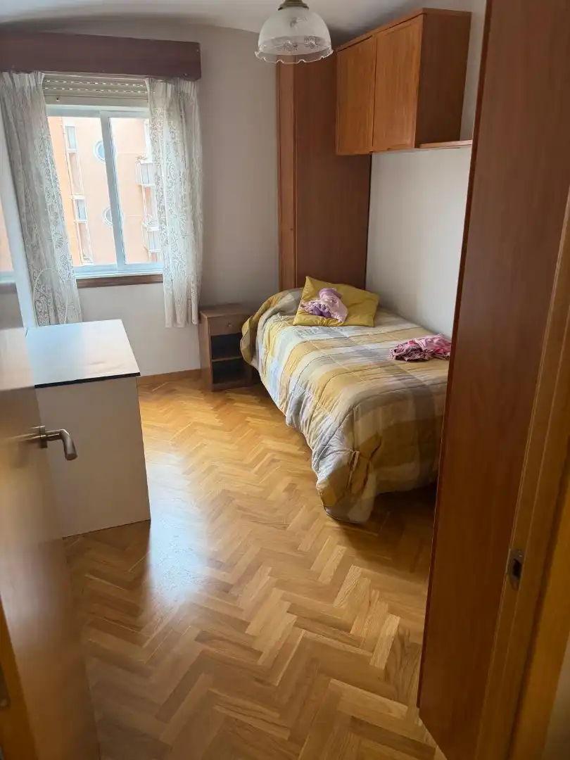 Pis en venda a Rúa San Isidoro, 57, Sagrada Familia Dormitori de Pis en venda en A Coruña Capital amb Parquet, Moblat i Forn