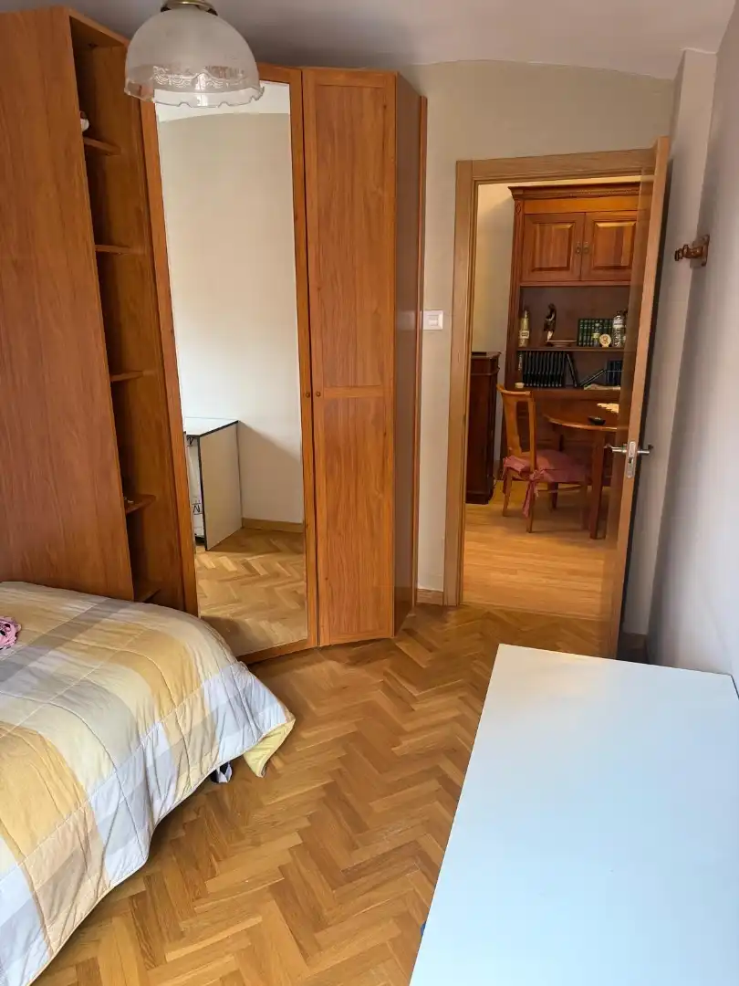 Pis en venda a Rúa San Isidoro, 57, Sagrada Familia Dormitori de Pis en venda en A Coruña Capital amb Parquet, Moblat i Forn