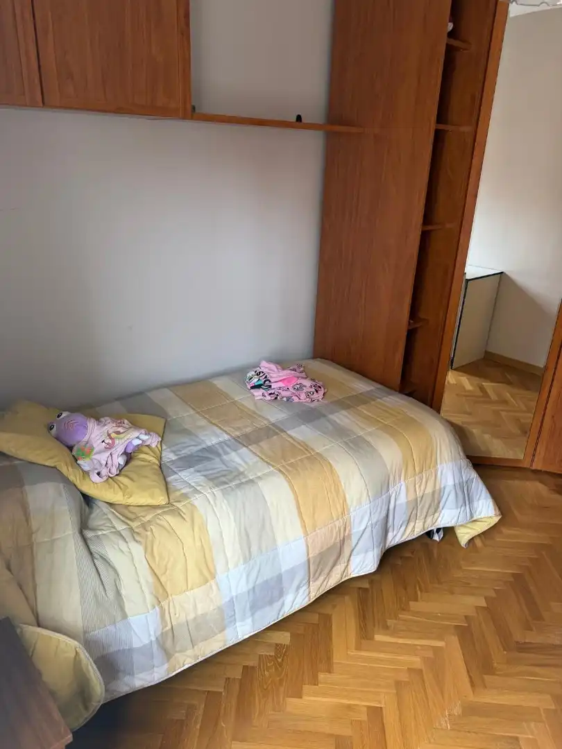 Pis en venda a Rúa San Isidoro, 57, Sagrada Familia Dormitori de Pis en venda en A Coruña Capital amb Parquet, Moblat i Forn