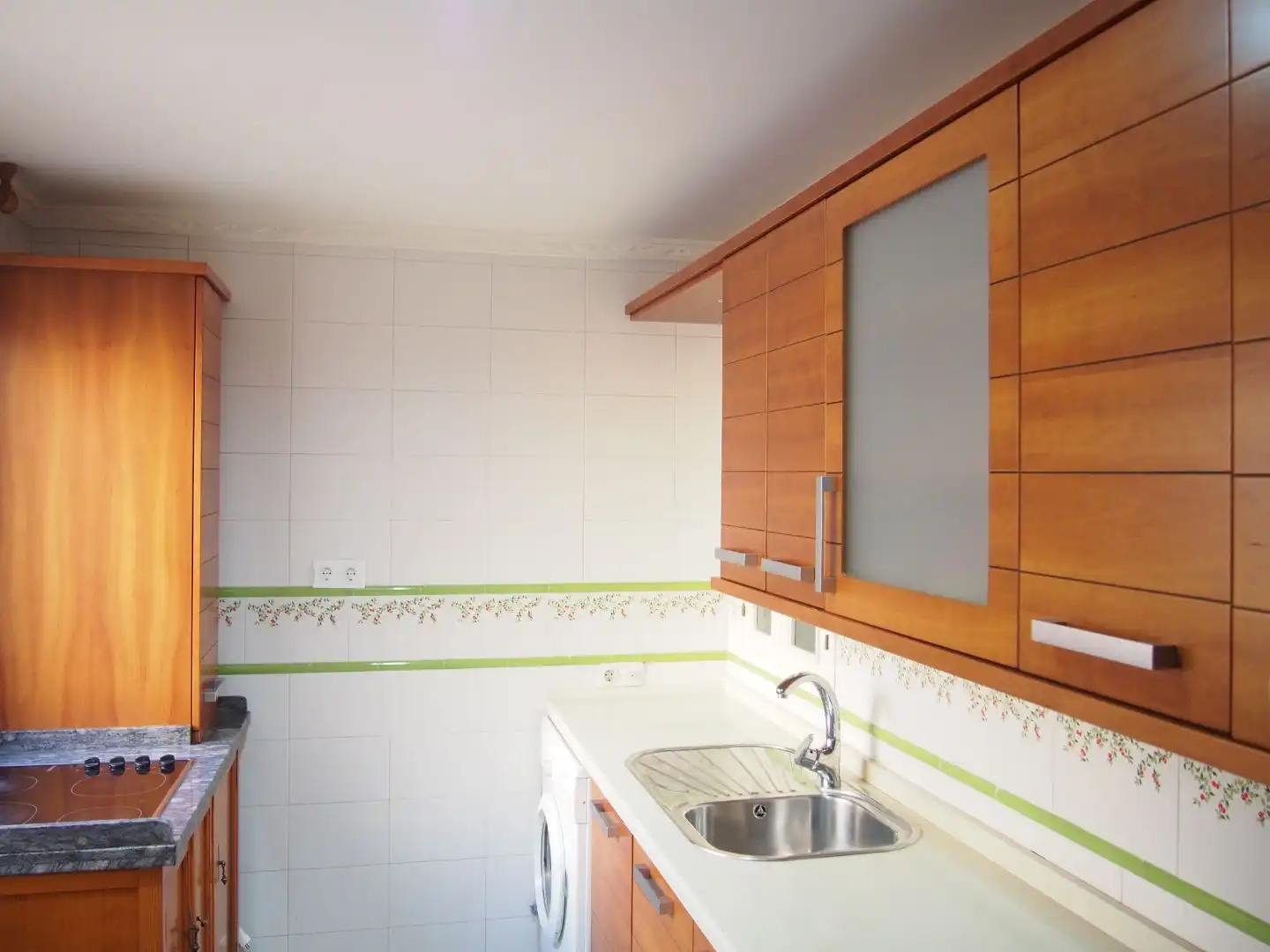 Flat for rent in Calle Santa Fe, 6, Camino de Ronda Kitchen of Flat for rent in Granada with Air Conditioner, Heating and Terrace