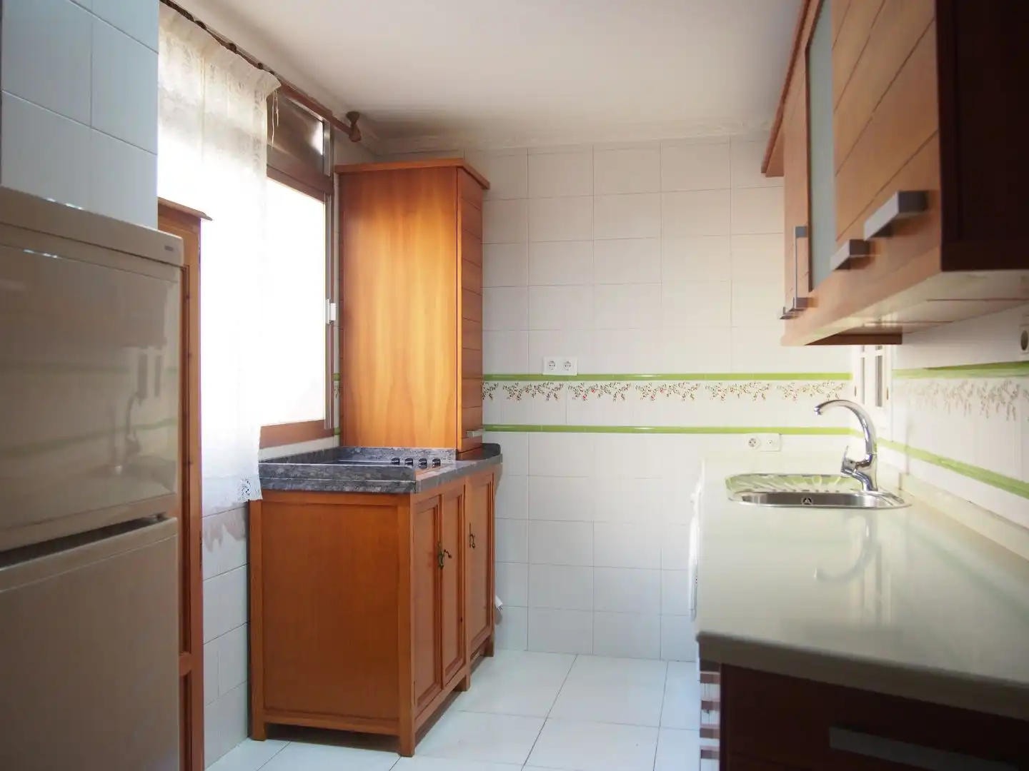 Flat for rent in Calle Santa Fe, 6, Camino de Ronda Kitchen of Flat for rent in Granada with Air Conditioner, Heating and Terrace