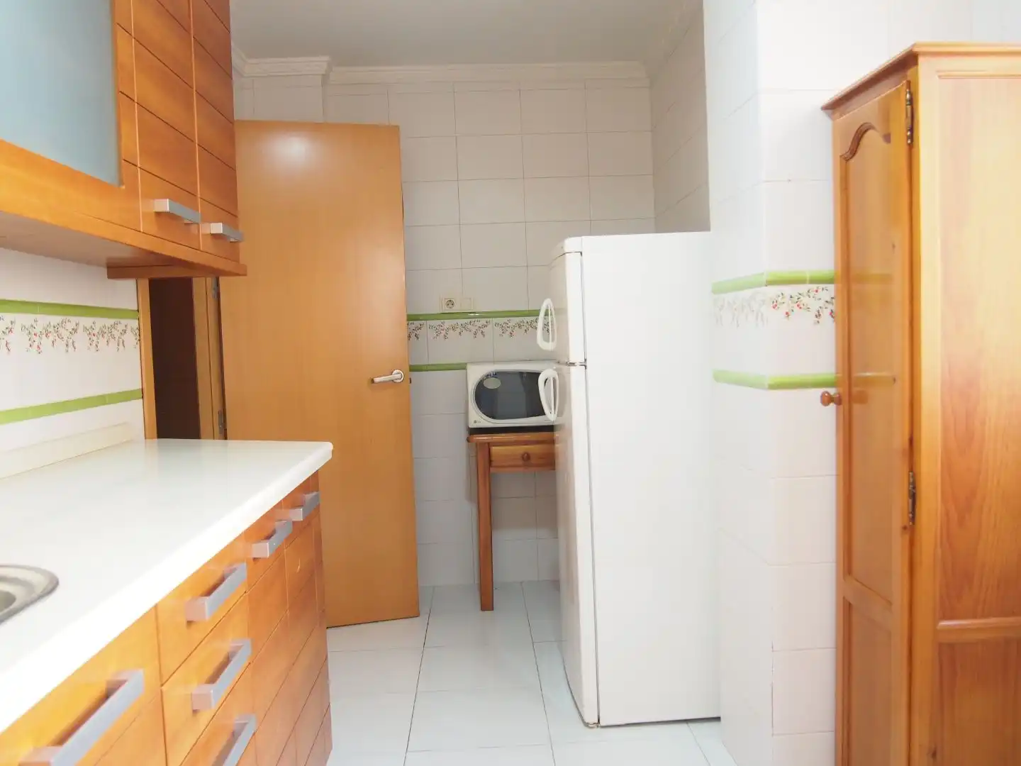 Flat for rent in Calle Santa Fe, 6, Camino de Ronda Kitchen of Flat for rent in Granada with Air Conditioner, Heating and Terrace
