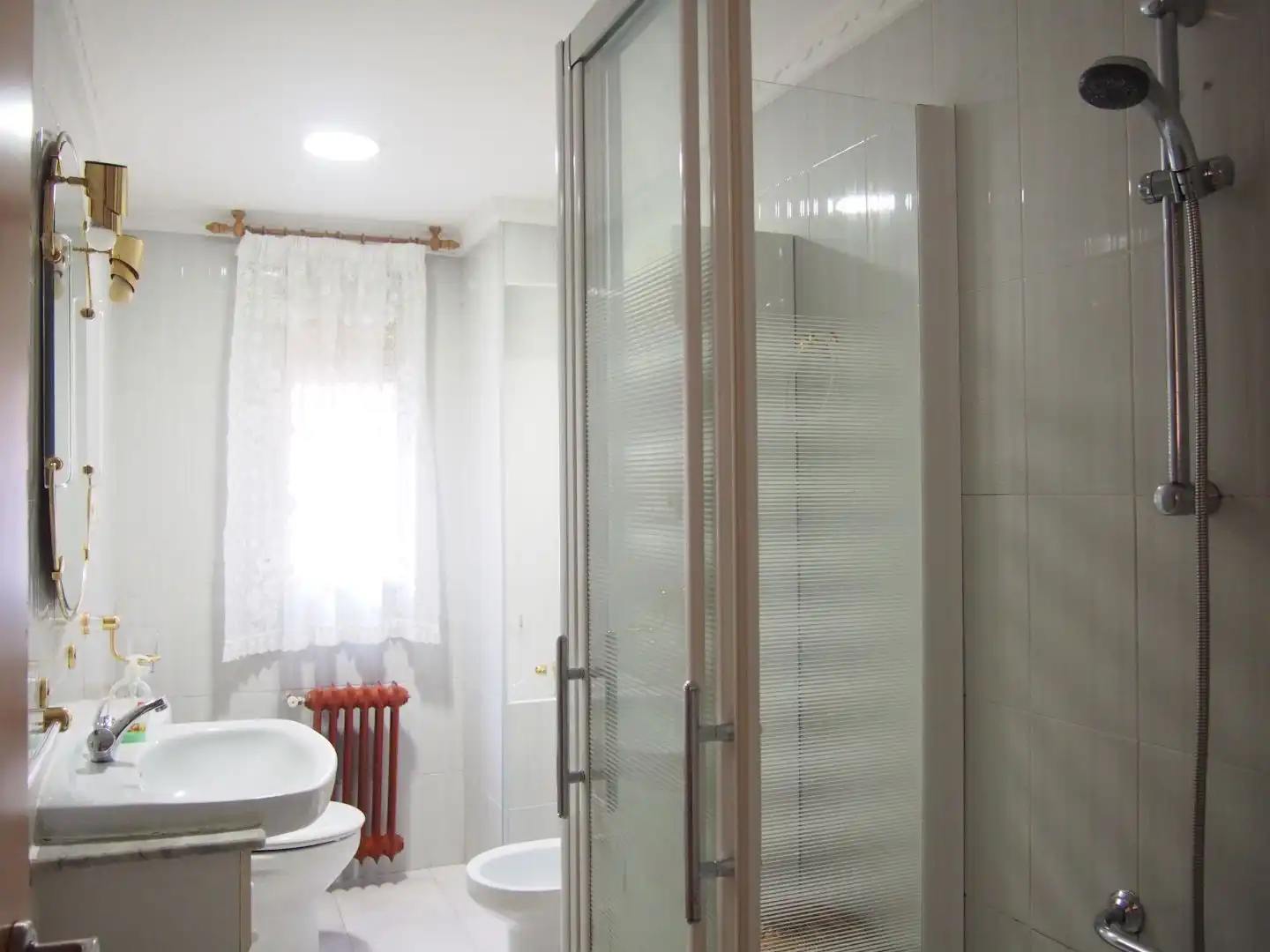 Flat for rent in Calle Santa Fe, 6, Camino de Ronda Bathroom of Flat for rent in Granada with Air Conditioner, Heating and Terrace