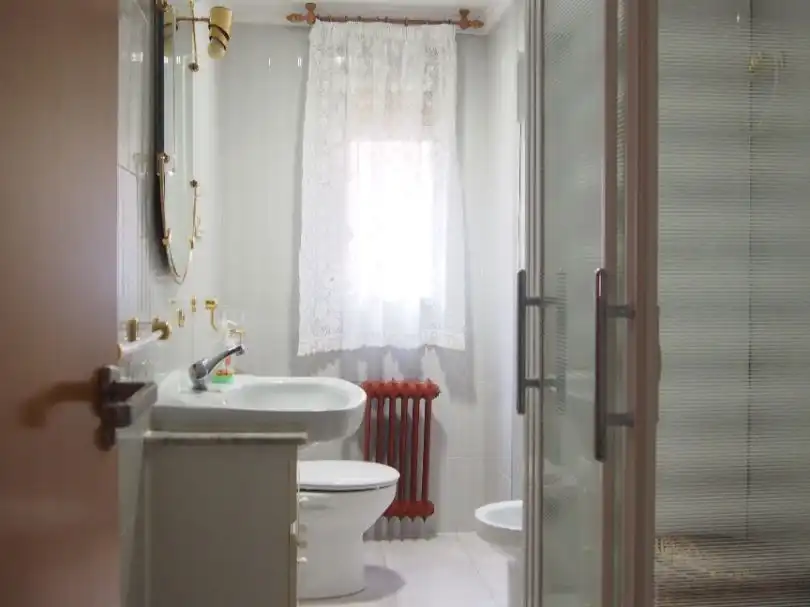 Flat for rent in Calle Santa Fe, 6, Camino de Ronda Bathroom of Flat for rent in Granada with Air Conditioner, Heating and Terrace