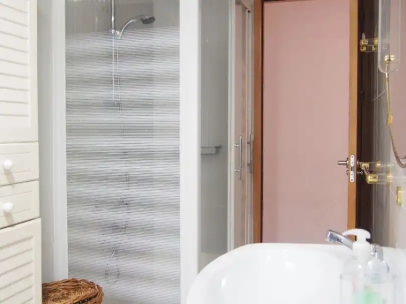 Flat for rent in Calle Santa Fe, 6, Camino de Ronda Bathroom of Flat for rent in Granada with Air Conditioner, Heating and Terrace