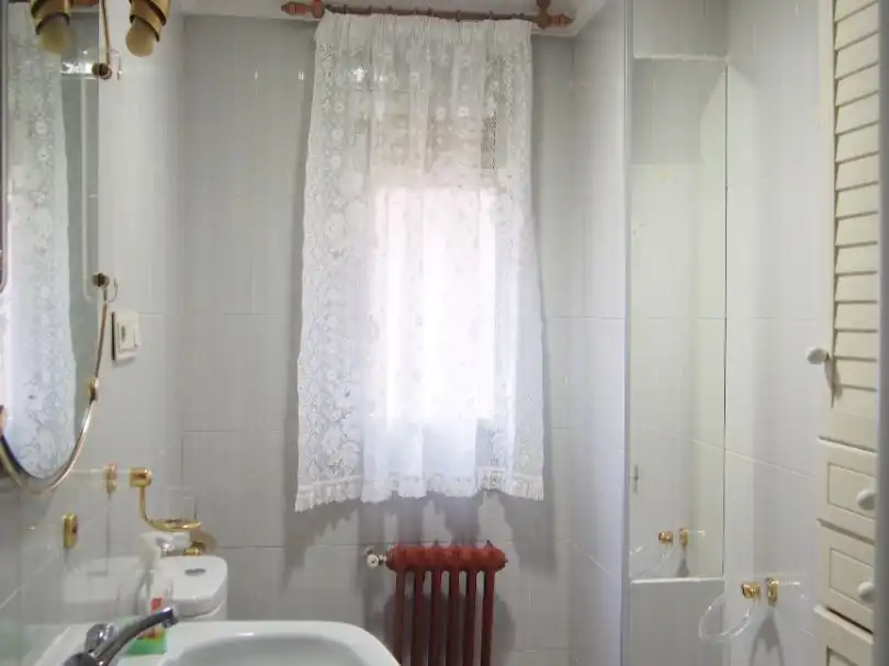 Flat for rent in Calle Santa Fe, 6, Camino de Ronda Bathroom of Flat for rent in Granada with Air Conditioner, Heating and Terrace