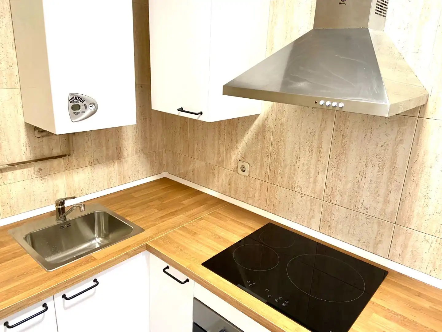 Flat for rent in Calle de la Dulzaina, 3, Costillares Kitchen of Flat for rent in Madrid with Heating, Parquet flooring and Swimming Pool
