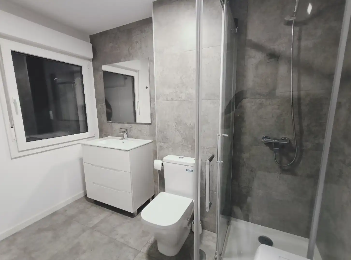 Flat for rent in Avenida da Milagrosa, 4, Carballo Bathroom of Flat for rent in Carballo with Heating, Furnished and Oven