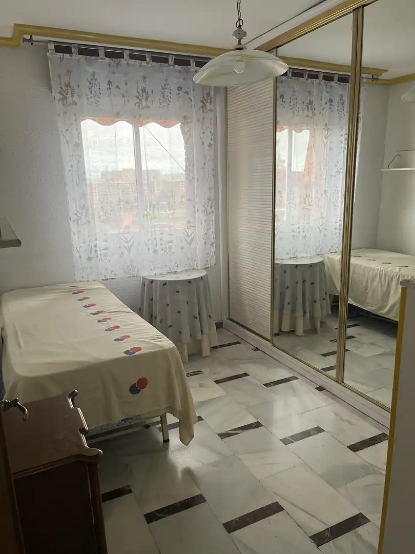 Pis en venda a Calle José María Pemán, 1, Vista Alegre - Parque Cruz Conde Dormitori de Pis en venda en Córdoba Capital amb Piscina i Balcó