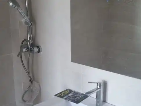 Flat for rent in Calle Laguna del Marquesado, 9, Villaverde Alto Bathroom of Flat for rent in Madrid with Air Conditioner, Heating and Swimming Pool