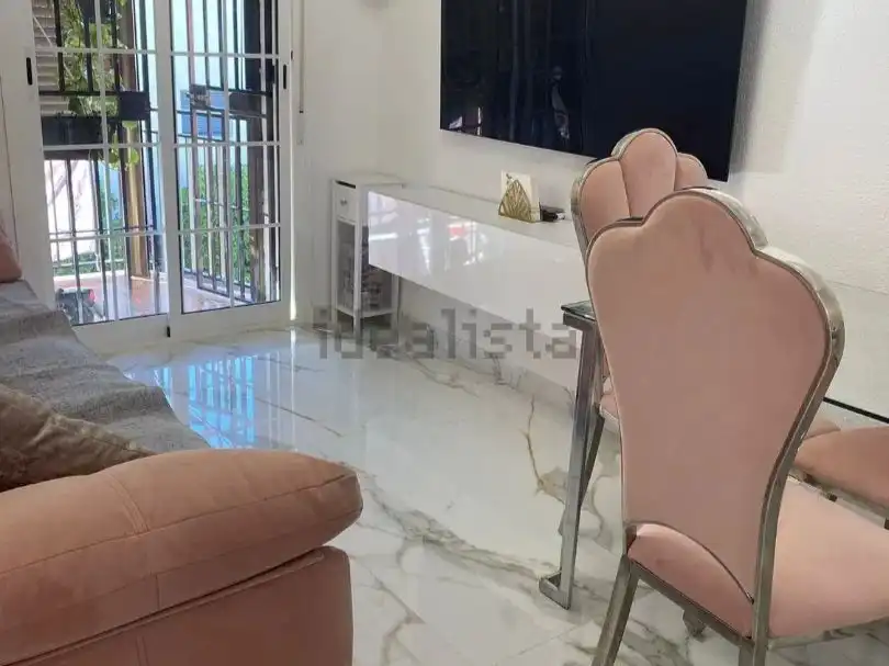 Piso en venta en Calle Juan de Ledesma, El Cerro Sala de estar de Piso en venta en Sevilla con Aire acondicionado, Amueblado y Balcón