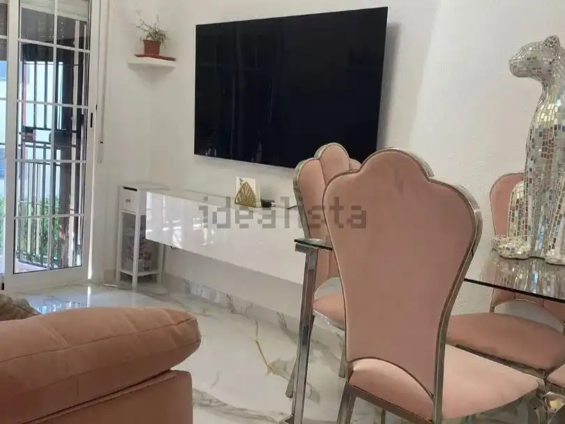 Piso en venta en Calle Juan de Ledesma, El Cerro Sala de estar de Piso en venta en Sevilla con Aire acondicionado, Amueblado y Balcón