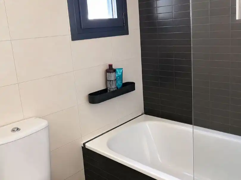 Piso de alquiler en Calle Ponferrada, 27, Valverde de la Virgen Baño de Piso de alquiler en Valverde de la Virgen con Calefacción, Parquet y Amueblado