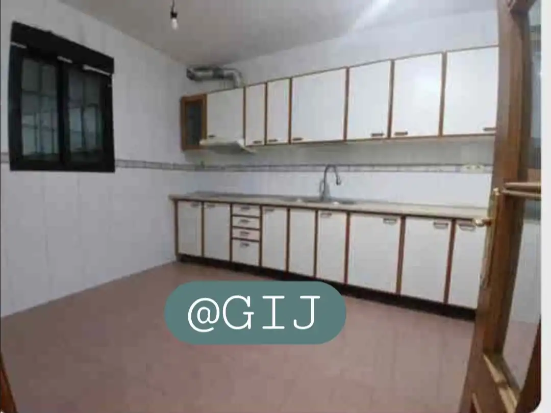 Einfamilien-Reihenhaus zum Verkauf in Rũa Avelino Montero Ríos, 155, Pontevedra Capital Küche von Einfamilien-Reihenhaus zum Verkauf in Pontevedra Capital mit Terrasse und Balkon