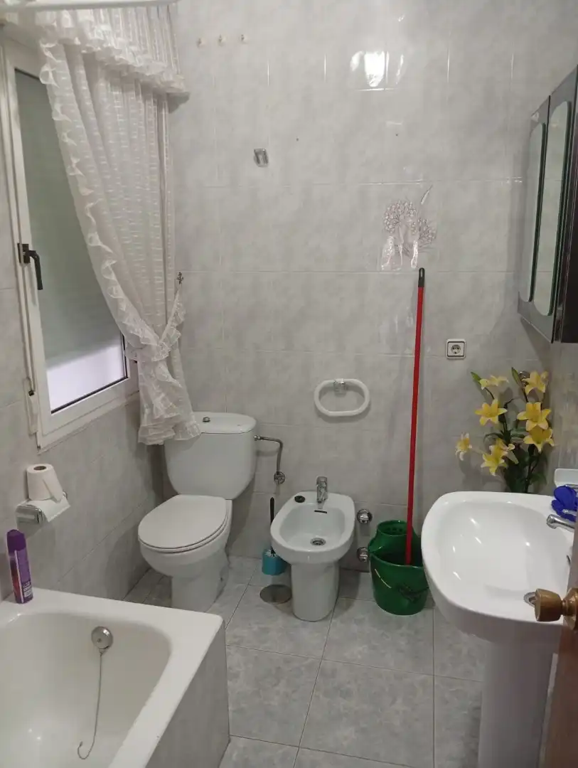 Flat for sale in Calle Alfredo Agosti, 12, Flores de Sil - La Placa Bathroom of Flat for sale in Ponferrada with Heating and Furnished