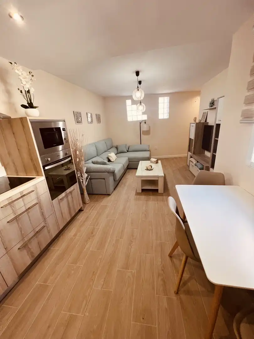 Sala de estar de Apartamento de alquiler en La Línea de la Concepción con Aire acondicionado, Calefacción y Jardín privado