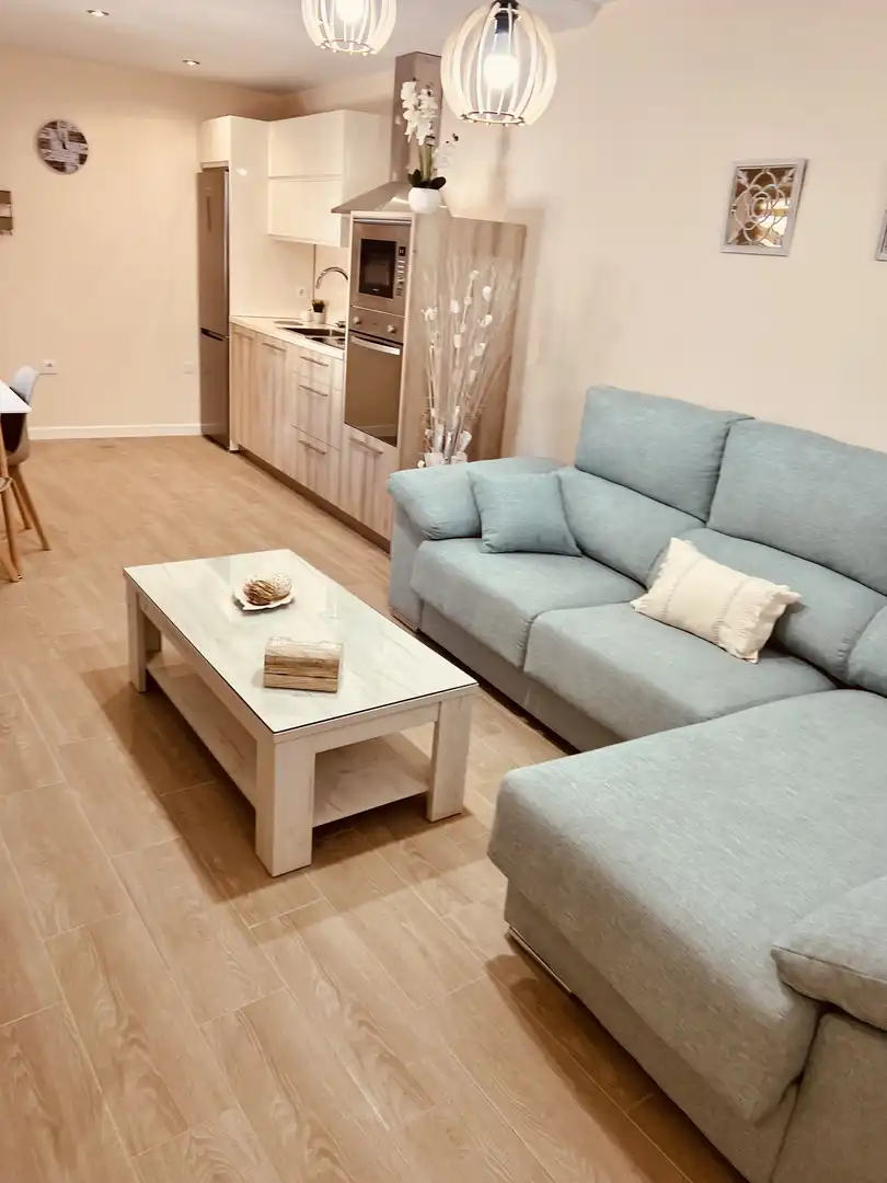 Sala de estar de Apartamento de alquiler en La Línea de la Concepción con Aire acondicionado, Calefacción y Jardín privado