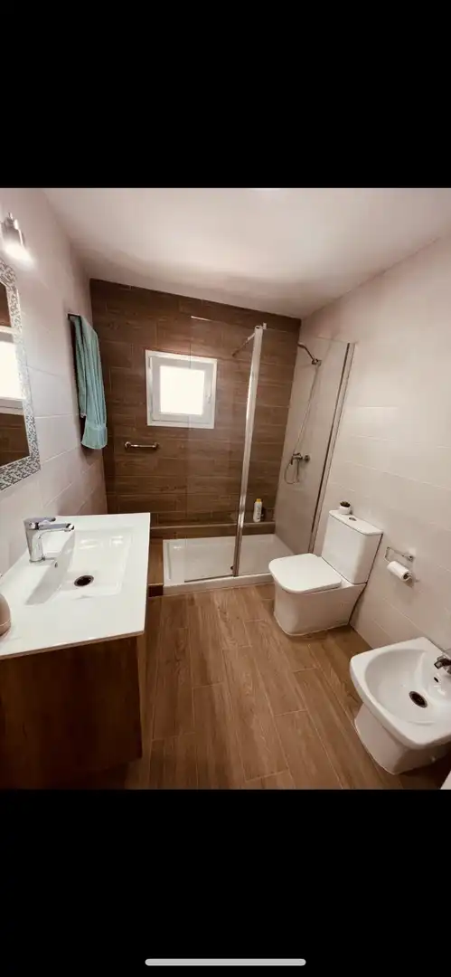 Baño de Apartamento de alquiler en La Línea de la Concepción con Aire acondicionado, Calefacción y Jardín privado