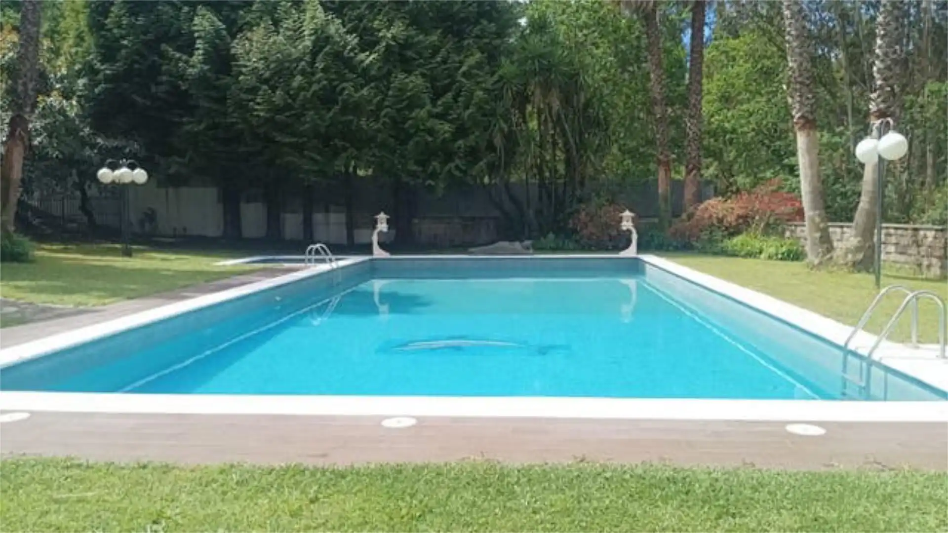 Einfamilien-Reihenhaus zum Verkauf in Gondomar Schwimmbecken von Einfamilien-Reihenhaus zum Verkauf in Gondomar mit Terrasse und Schwimmbad