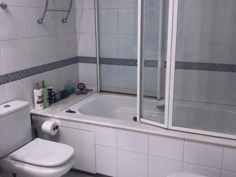 Room in Rúa Benito Blanco Rajoy, 11, Cuatro Caminos - Plaza de la Cubela Bathroom of Flat for share in A Coruña Capital with Heating and Furnished
