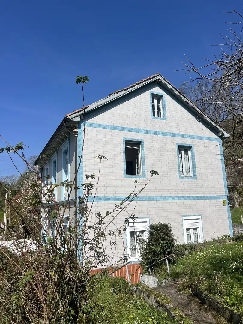 Vista exterior de Piso en venta en Lena con Jardín privado, Terraza y Amueblado