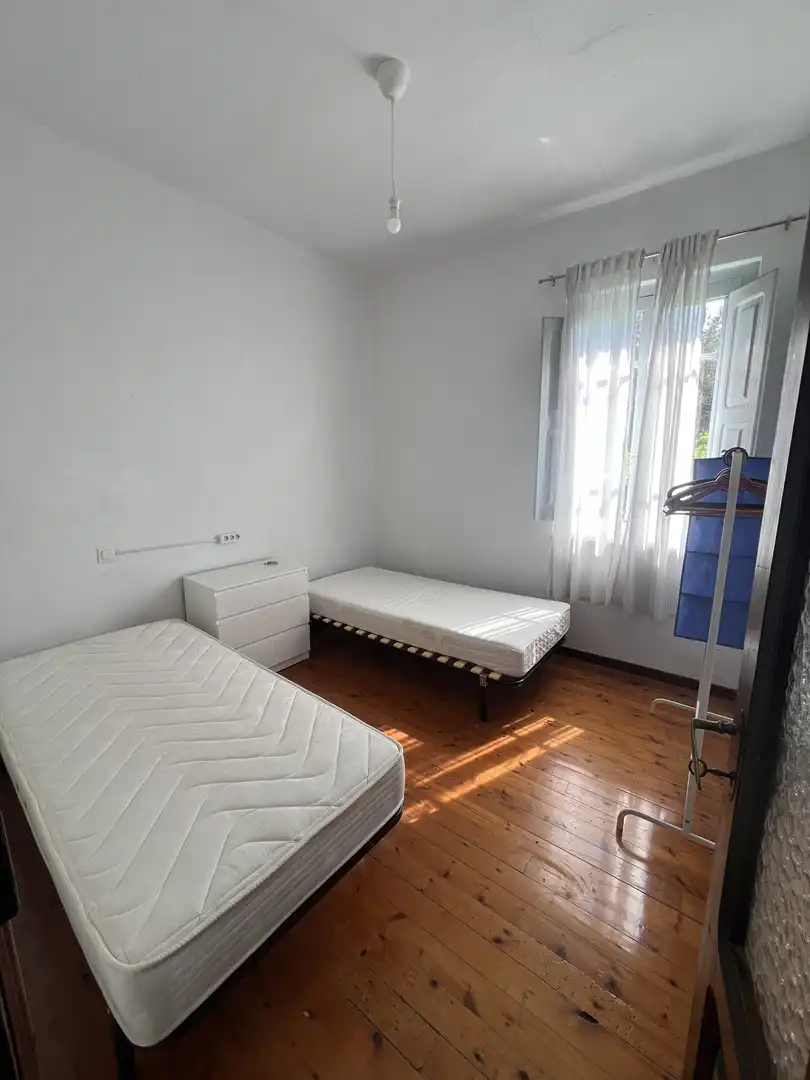 Habitación de Piso en venta en Lena con Jardín privado, Terraza y Amueblado