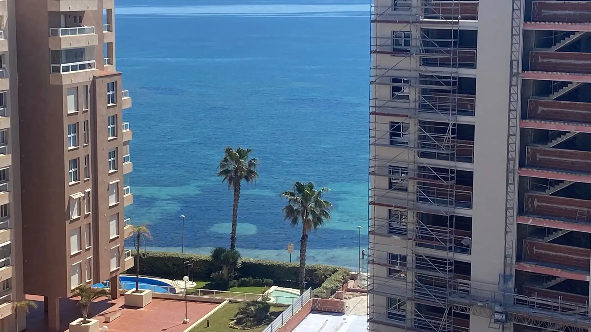 Piso en venta en Gran Vía de la Manga, Km 16, Dos Mares Habitación de Piso en venta en La Manga del Mar Menor con Aire acondicionado, Piscina y Balcón
