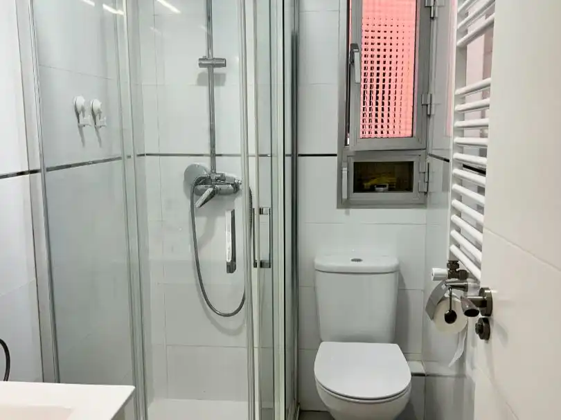 Flat for rent in Calle de Santa Irene, 16, Tres Olivos - Valverde Bathroom of Flat for rent in Madrid with Heating, Parquet flooring and Furnished