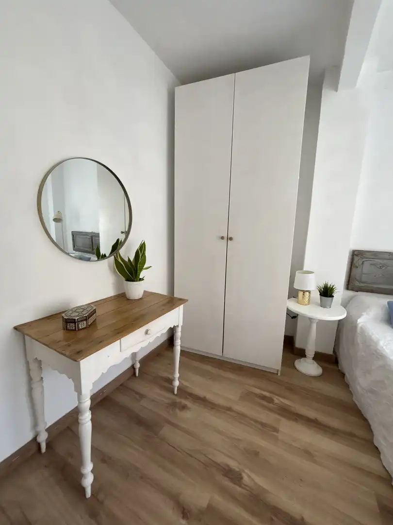 Flat for rent in Calle Peligros, 49, San Antón Bedroom of Flat for rent in Alicante / Alacant with Parquet flooring, Furnished and Balcony