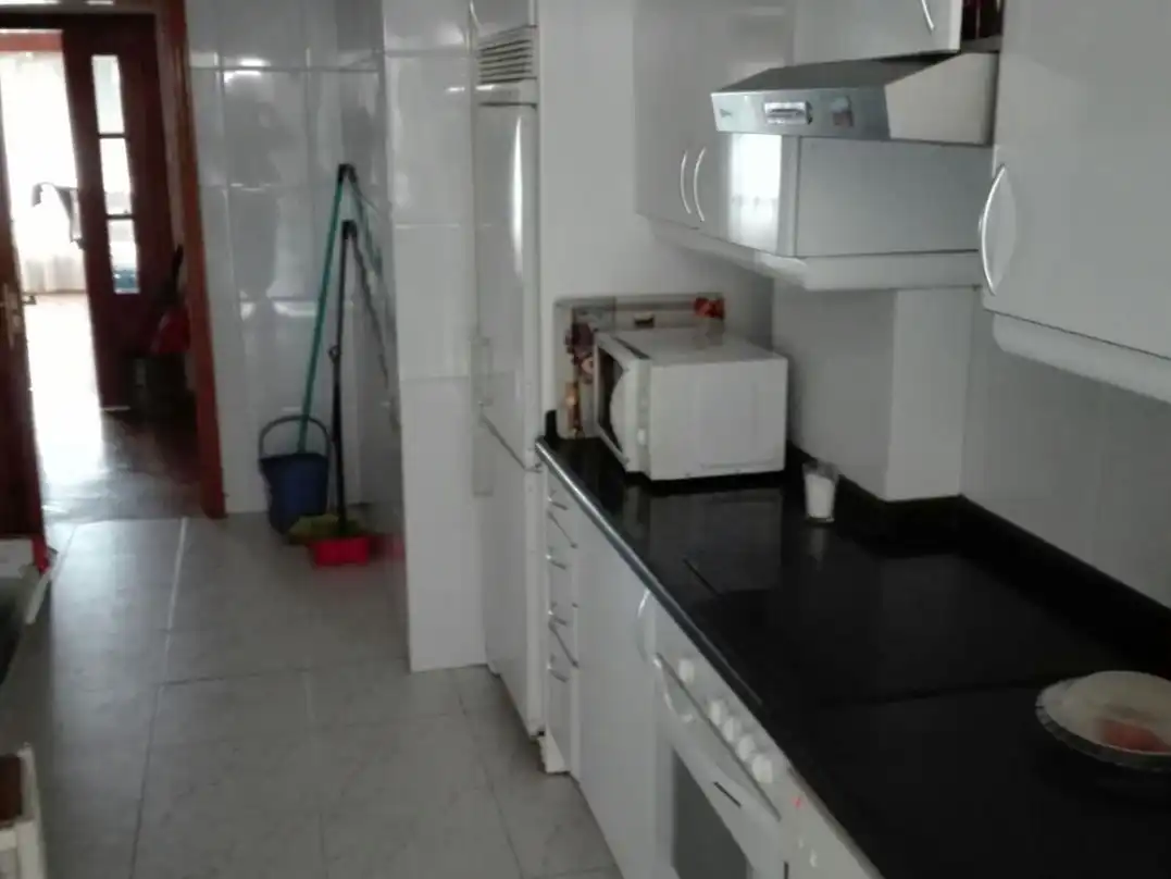 Room in Rúa Carlos Martínez Barbeito Moras, 4, Someso - Matogrande Kitchen of Flat for share in A Coruña Capital with Heating, Parquet flooring and Furnished