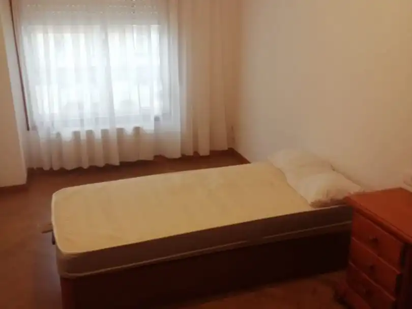 Room in Rúa Carlos Martínez Barbeito Moras, 4, Someso - Matogrande Bedroom of Flat for share in A Coruña Capital with Heating, Parquet flooring and Furnished